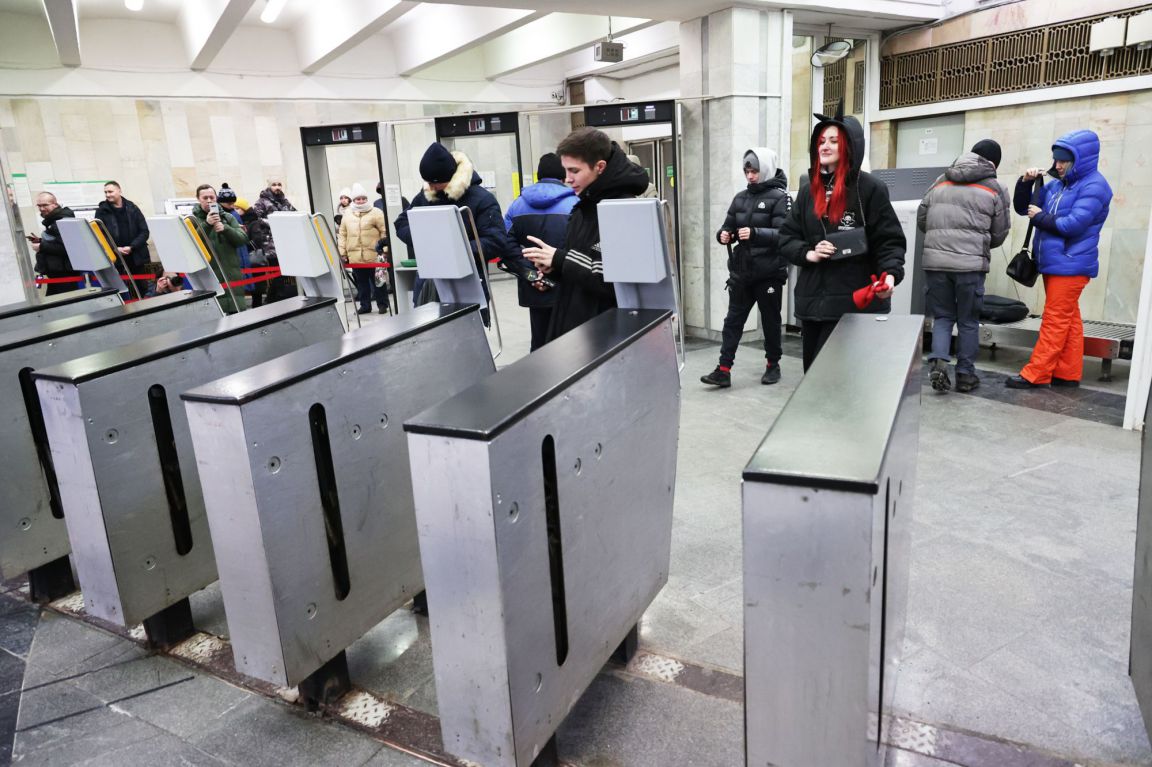 В Екатеринбурге полицейские оцепили станцию метро «Ботаническая» - « Уральский рабочий»